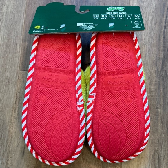 Kids Dr.Suess Grinch & Cindy Lou Wreath Slippers - Picture 3 of 3